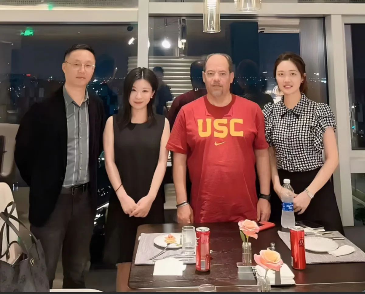 LinSourcing team with overseas buyer